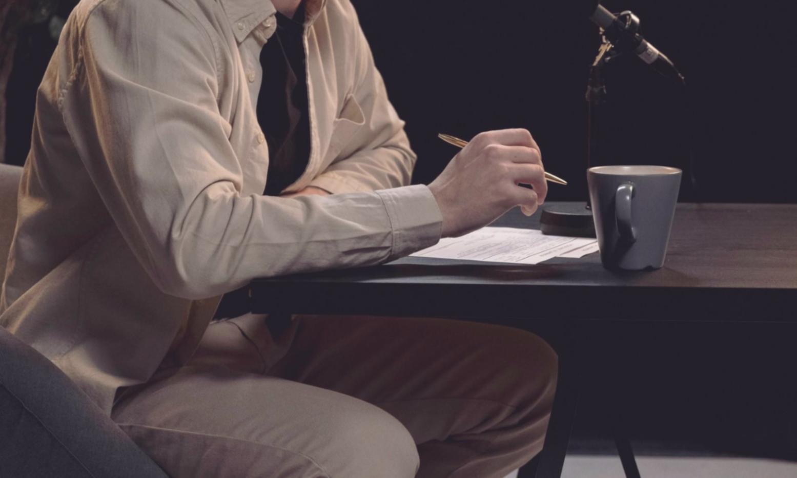 Tim analizira izvore informacija na velikom zaslonu